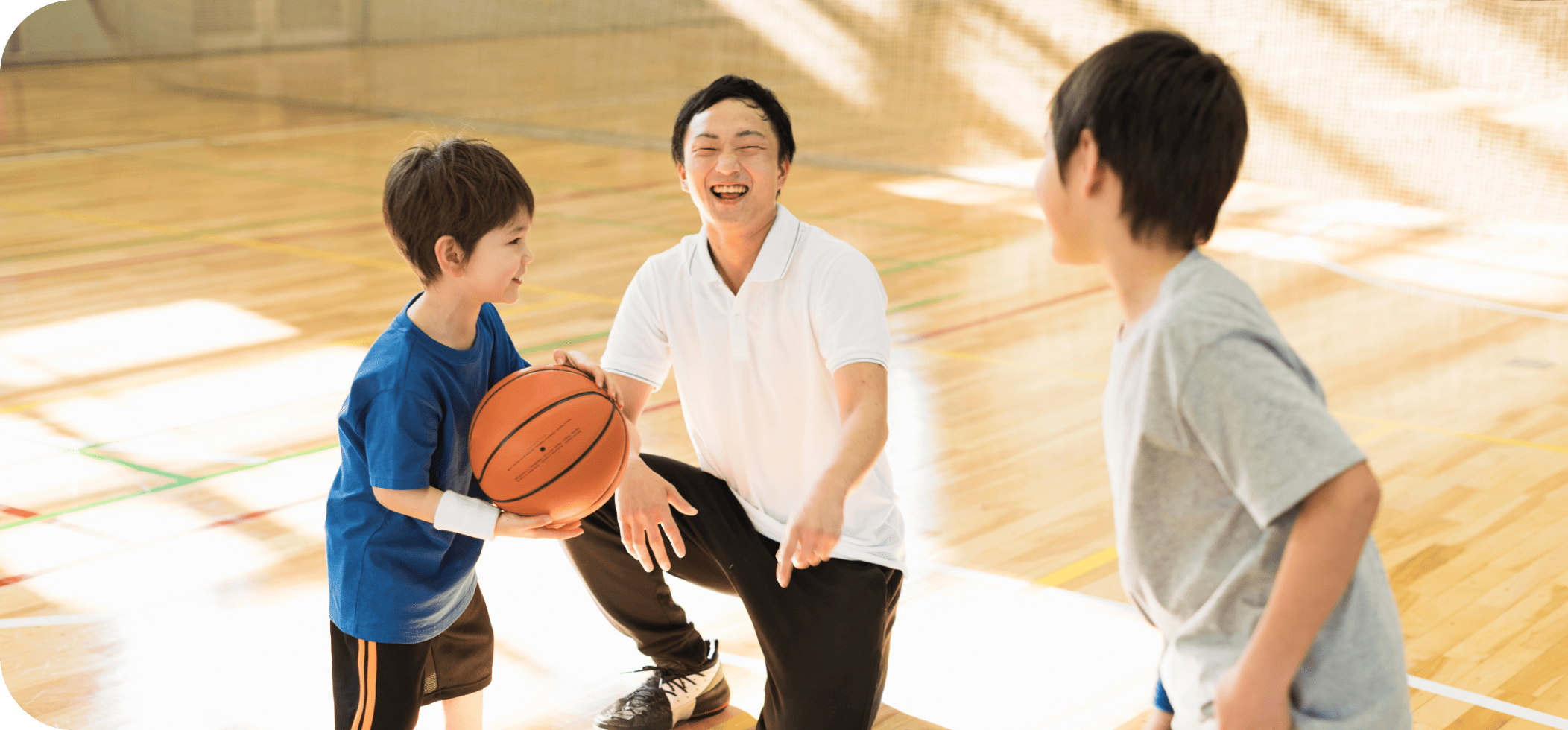 コーチと2人の子どもが話している写真