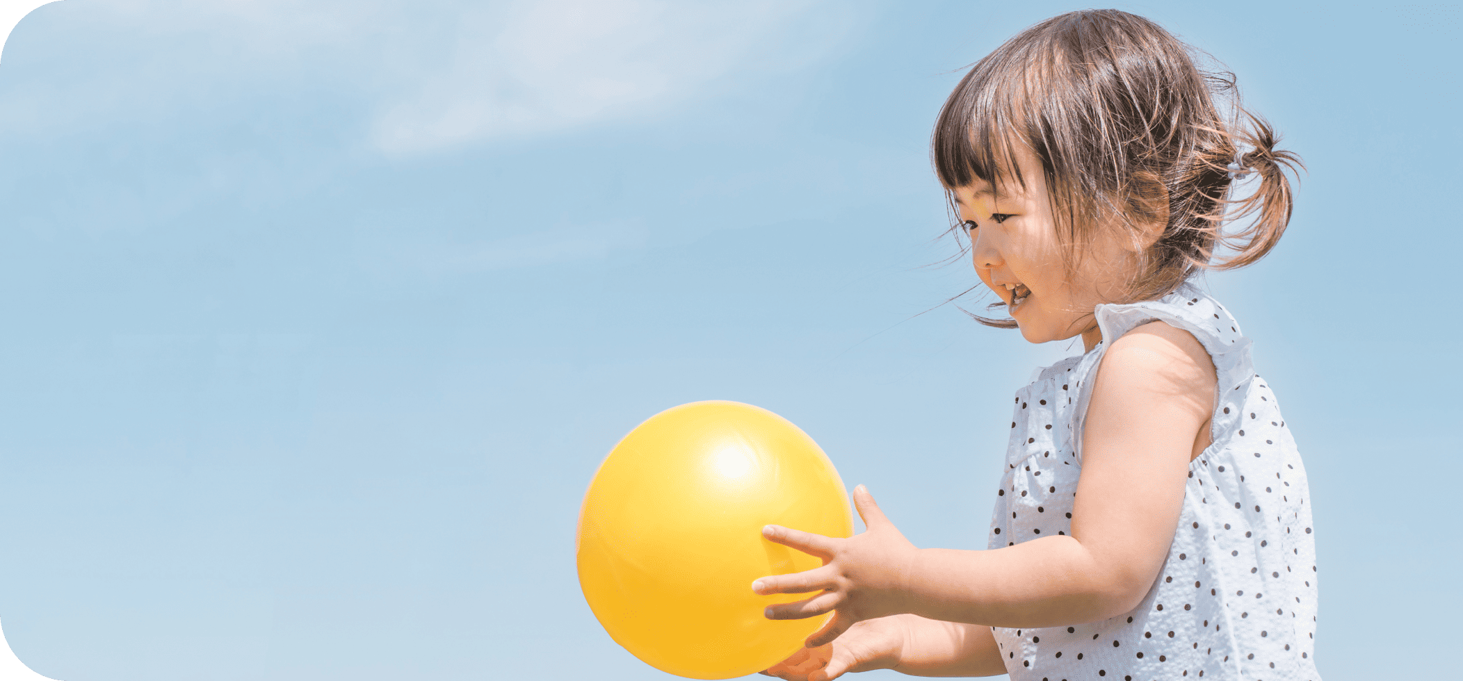 ボールを持っている女の子の写真