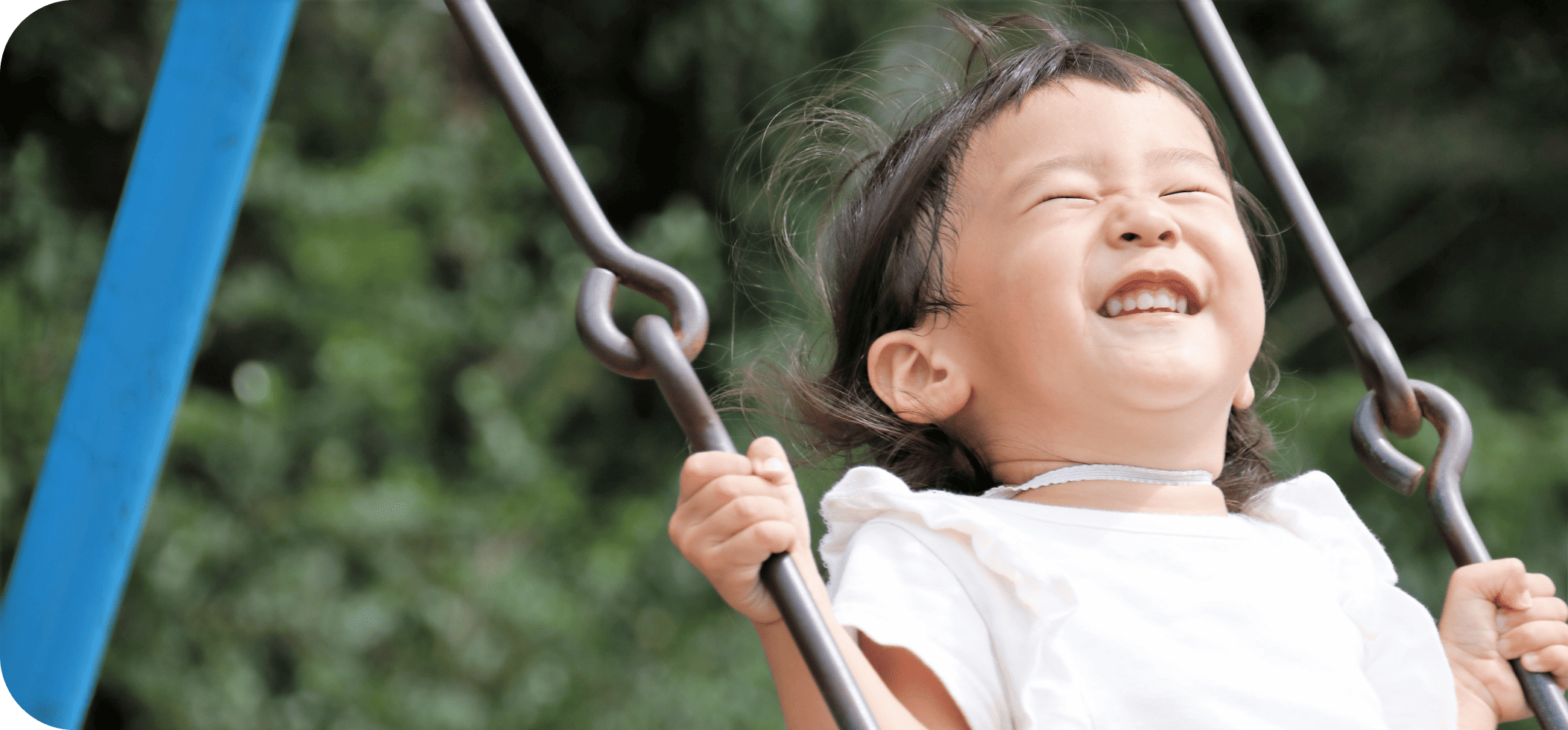 ブランコに乗っている男の子の写真