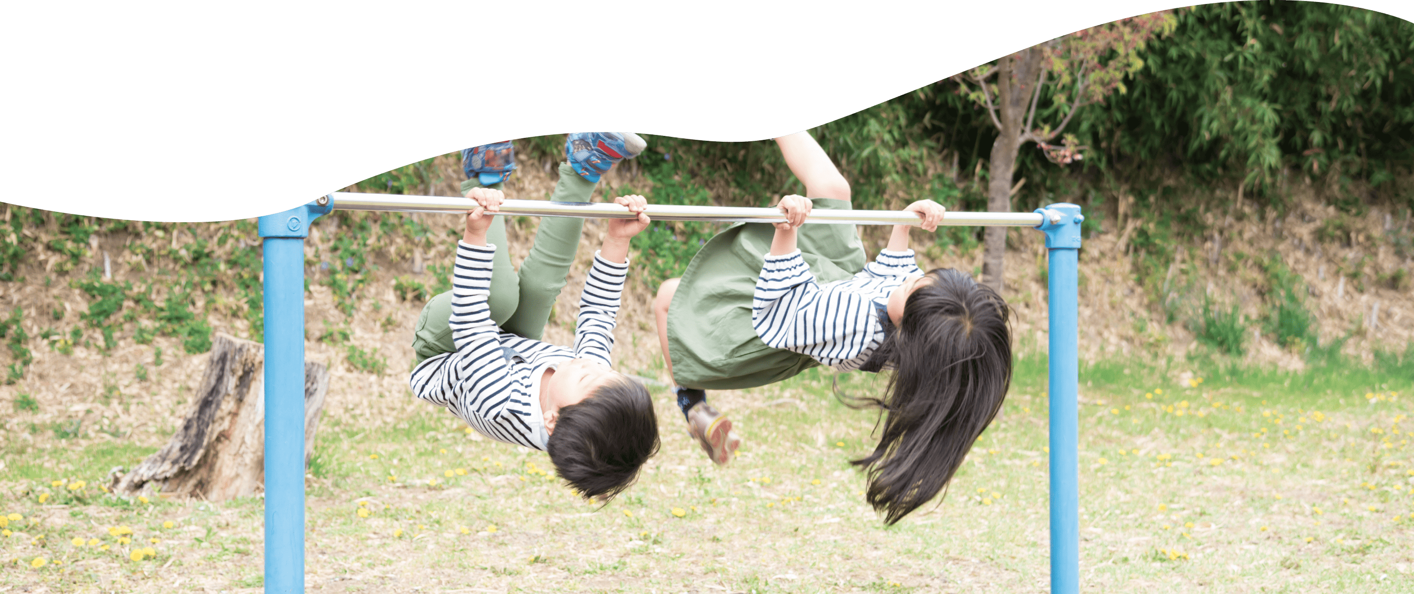 逆上がりをしている子ども2人の写真