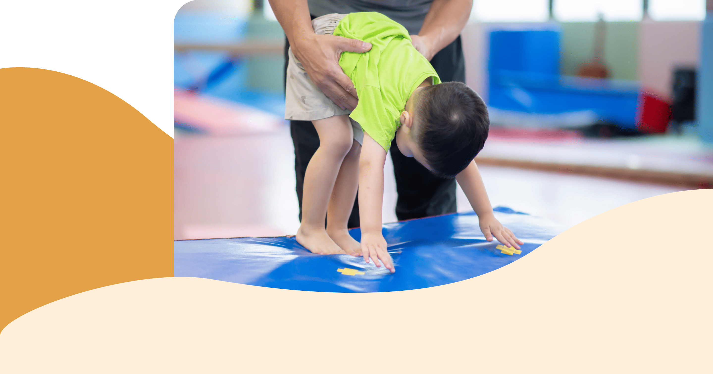 体操をしている男の子