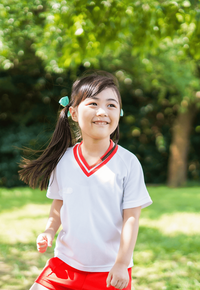 外で遊ぶ女の子の写真