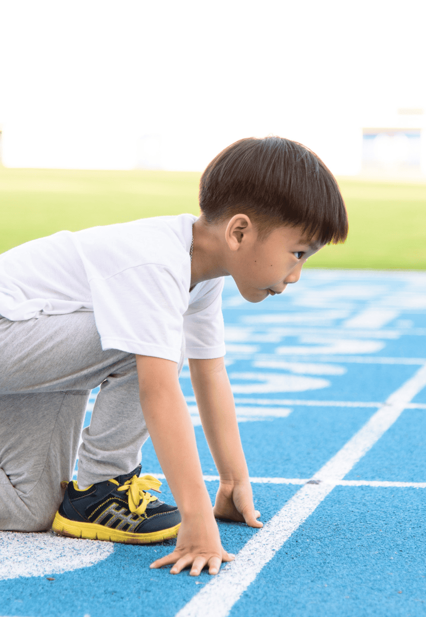 スタート地点で合図を待っている男の子の写真