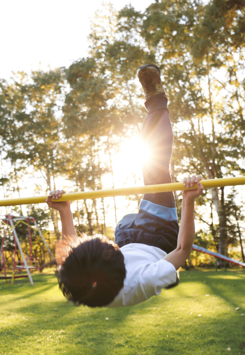 逆上がりをしている男の子の写真