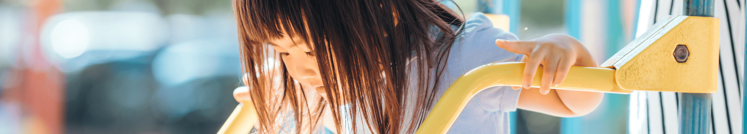 遊具で遊ぶ女の子の写真