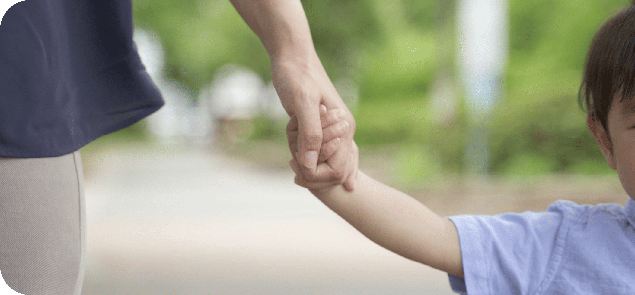 手を繋いでいる親子の手の写真
