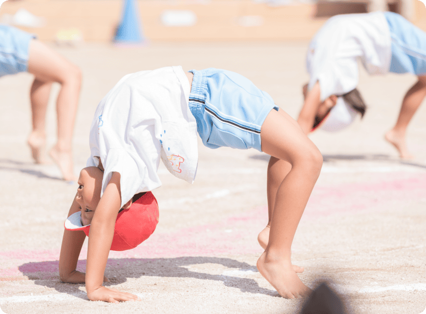 ブリッジをしている男の子の写真