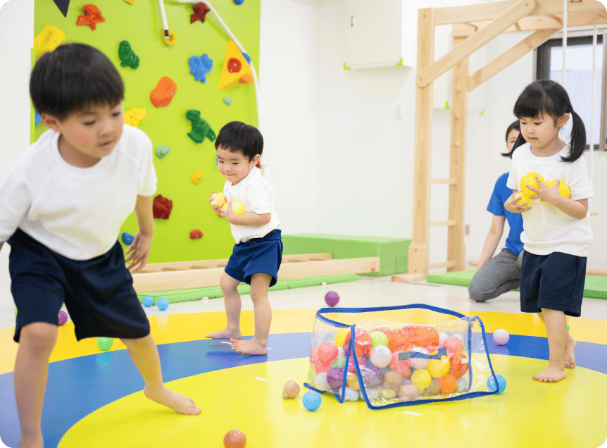 ボールを片付けている幼稚園児の写真
