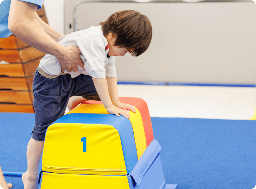 跳び箱にチャレンジしている男の子の写真