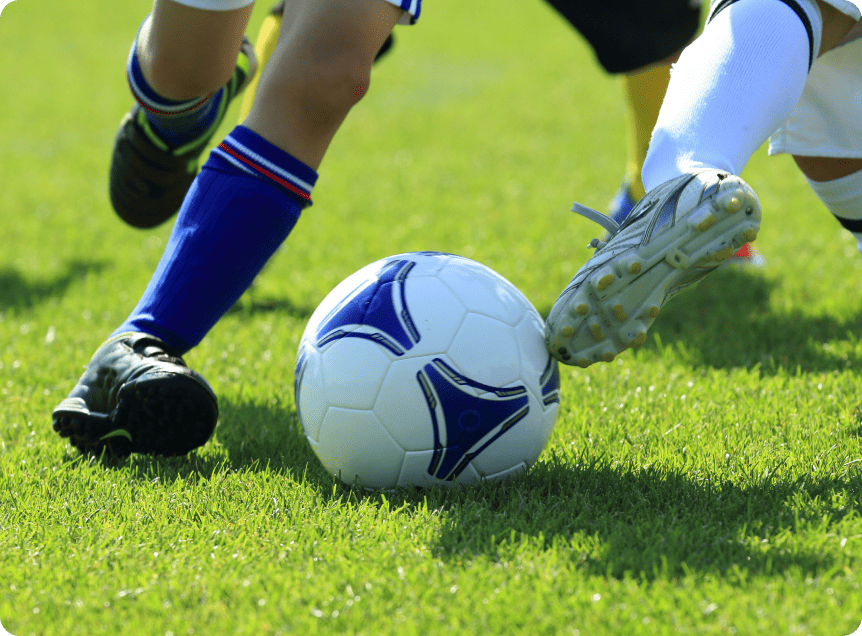 サッカーをしている男の子の足元の写真