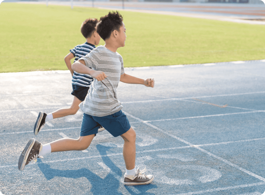 走っている男の子2人の写真