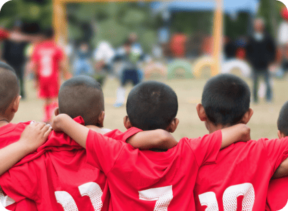 肩を組んでいる男の子の写真