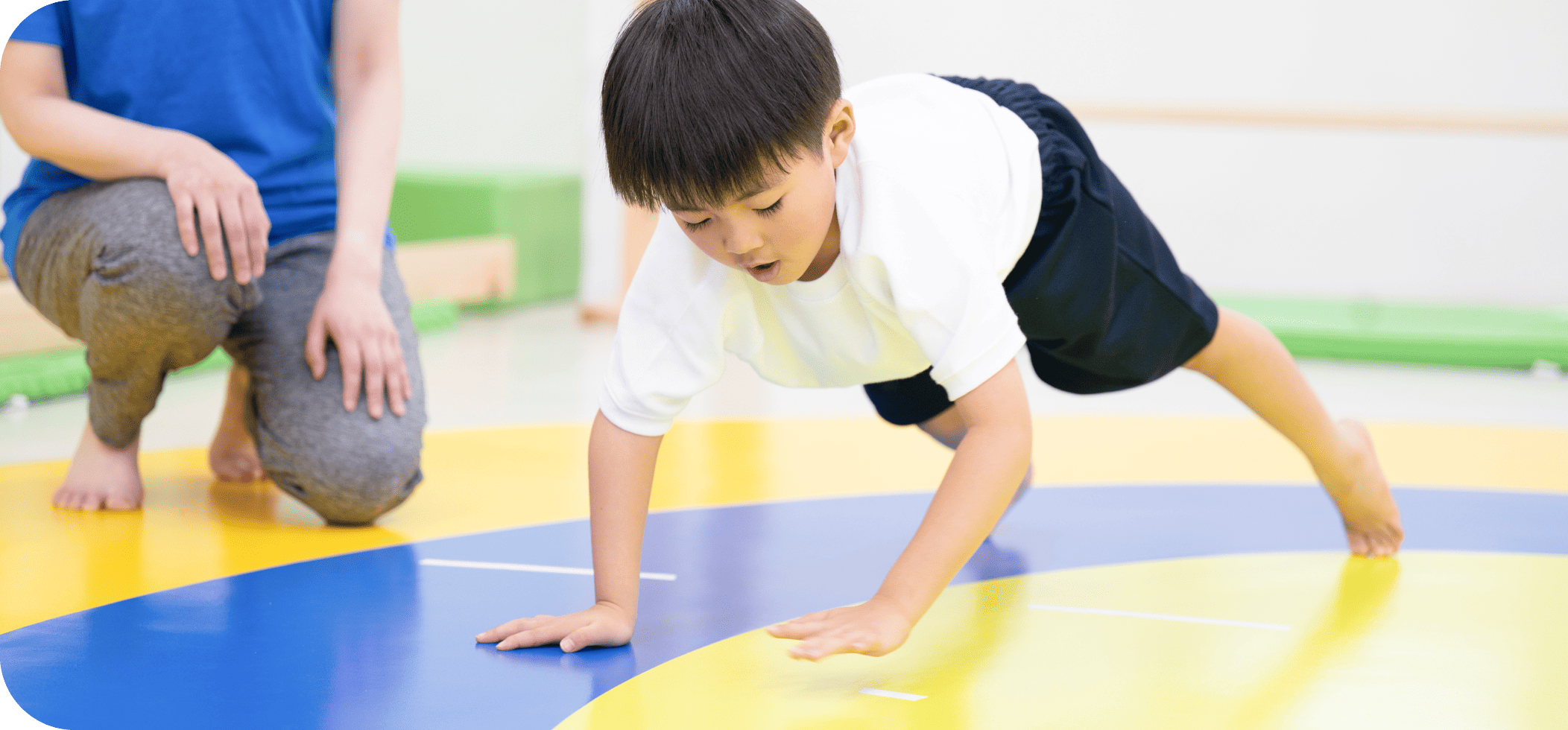 男の子が体操をしている写真